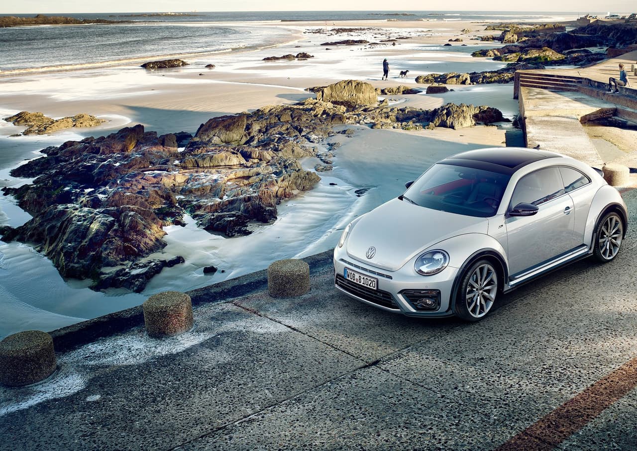 Todas las nuevas variantes del Beetle 2017 llegan con tracción en las ruedas delanteras. Se puede optar por transmisión manual de 5 o 6 marchas o automática de 6 o 7 marchas de doble embrague.