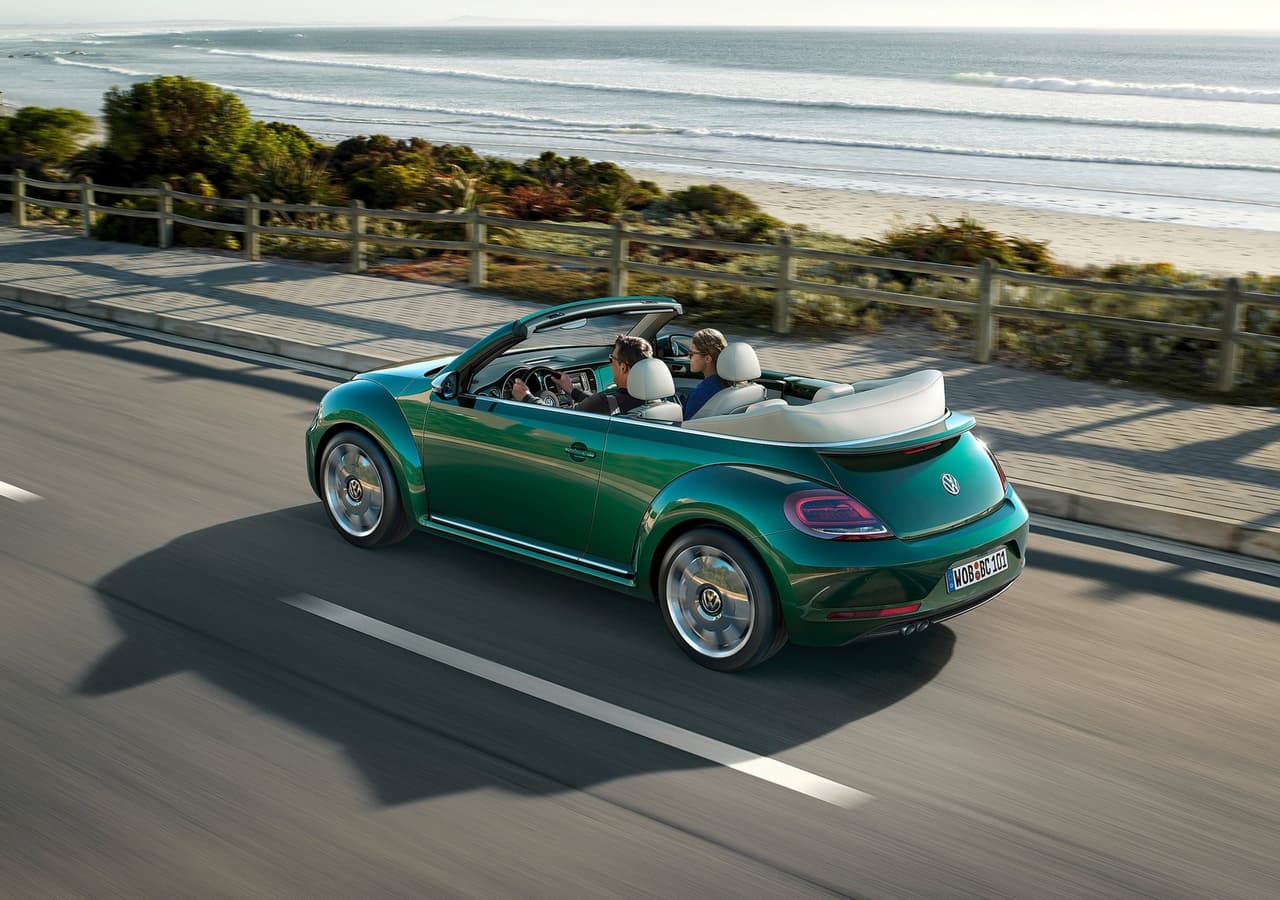 Los renovados Beetle de Volkswagen ya iniciaron su despliegue comercial en la cuna del fabricante, Alemania. Se espera que la edición "R-Line" con la motorización de tope de gama inicie debute a mediados de junio.