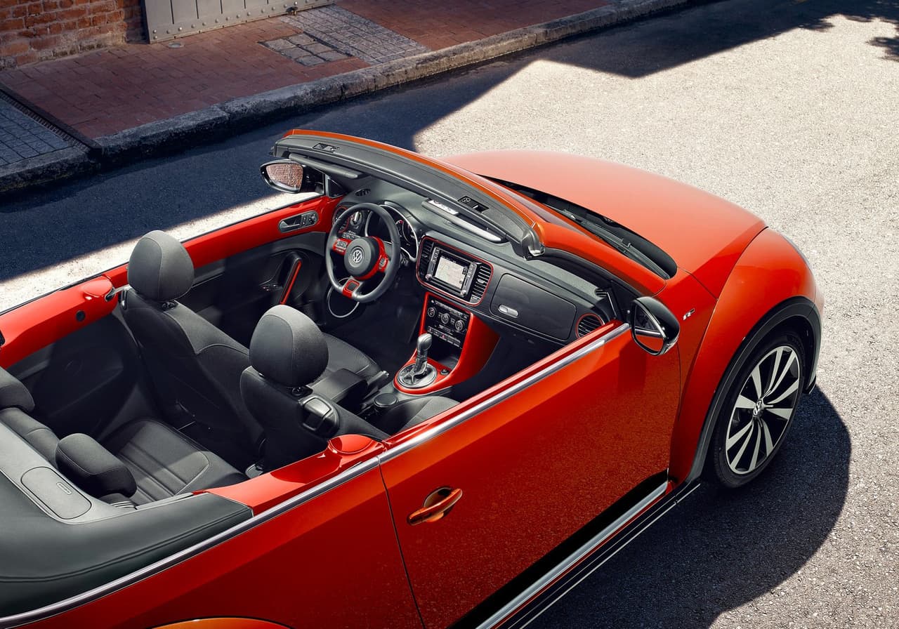 El abanico de opciones para el equipamiento se despliega en un total de 6 variantes, tanto para la coupé como para la cabriolet: la edición básica y las que el fabricante alemán denomina "Design", "Allstar", "Denim" que llega con una tonalidad que emula a los pantalones vaqueros, "R-Line" de estirpe deportiva y "Exclusive" con elementos que persiguen la elegancia.