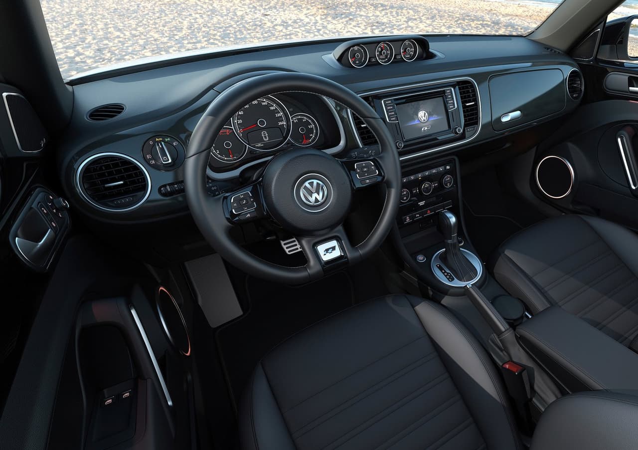 Al interior predominan las formas circulares presentes en el exterior, tanto en los vents, como en el panel de instrumentos y en detalles, como en la palanca de la transmisión.