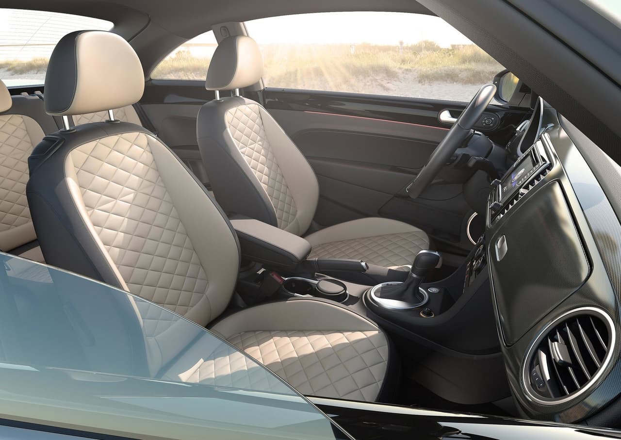 Por su parte, la edición más exclusiva conjuga las características de "R-Line" y "Design", incluyendo llantas especiales, molduras decorativas y asientos en cuero Nappa.