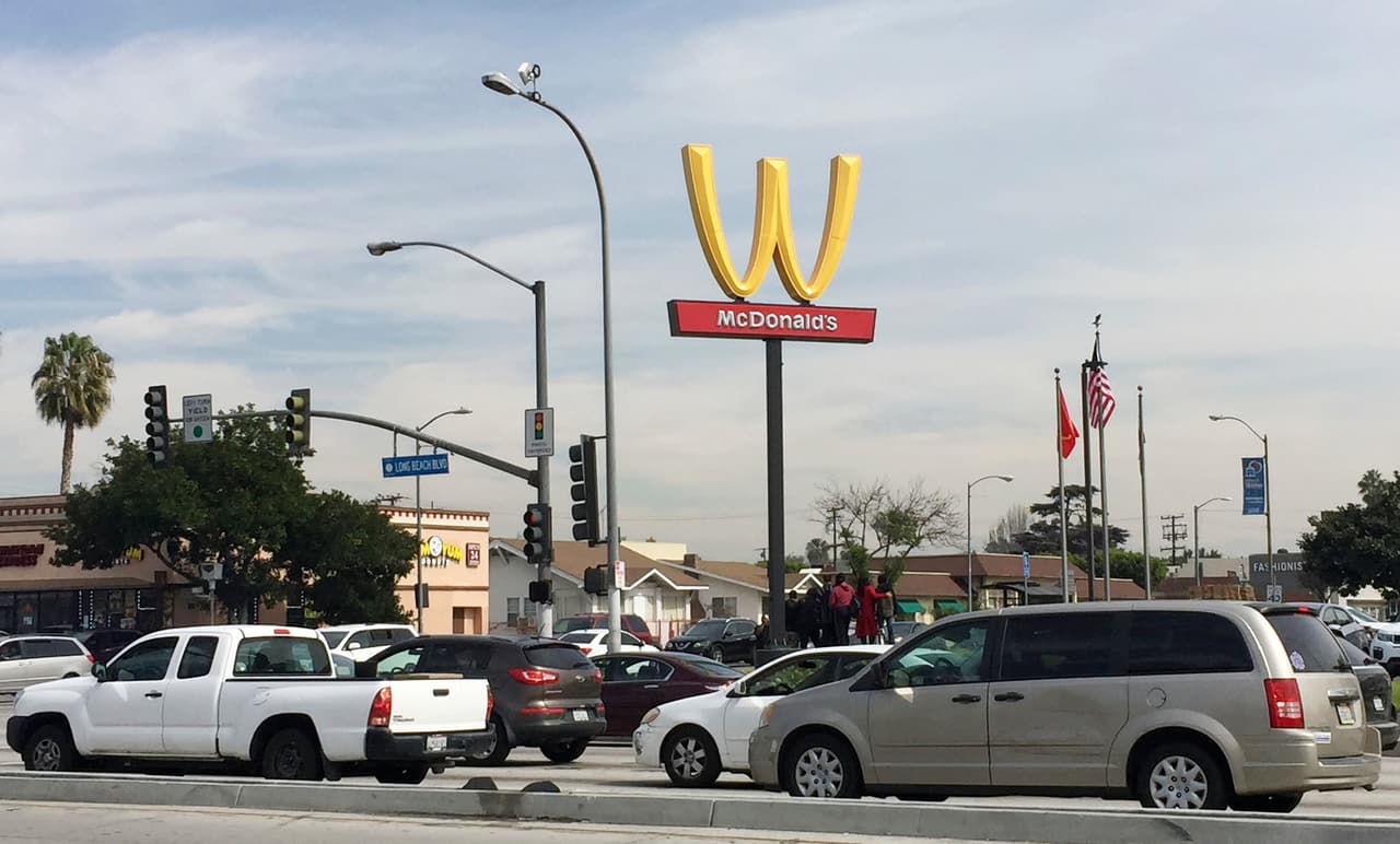 En el puesto 3 se encuentra Lynwood, California. La ciudad tiene 70.500 residentes: el 60% trabaja y el 23% está empobrecido. La construcción de la Interestatal 105, que atravesó la ciudad, provocó que muchos abandonaran sus hogares y que 1000 hogares y negocios fueran derribados.