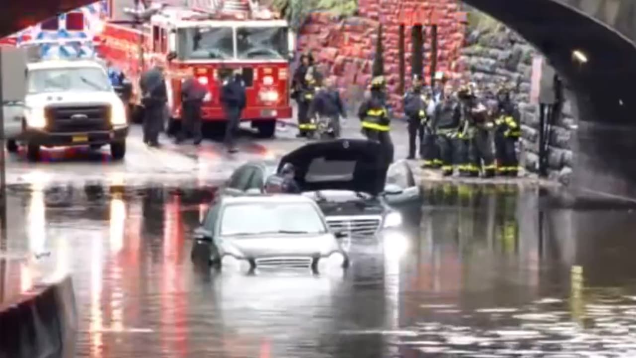 Autos varados en el agua, entre el Central Park West y la Quinta Avenida.