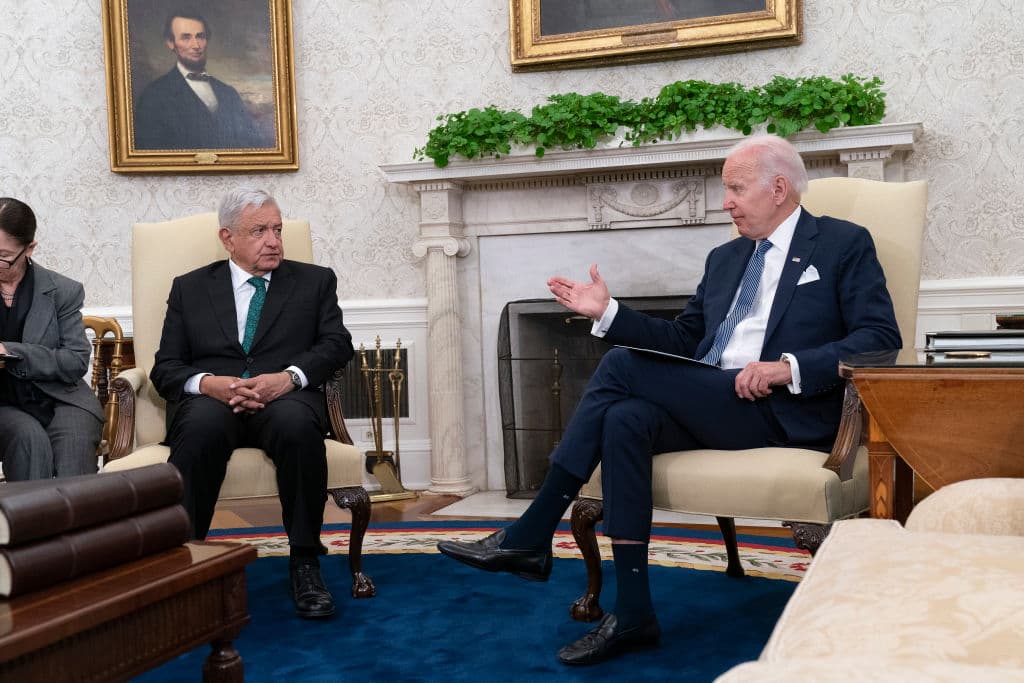 Con la frontera cargada de migrantes y más muertes por fentanilo, Joe Biden y AMLO se reúnen de manera virtual