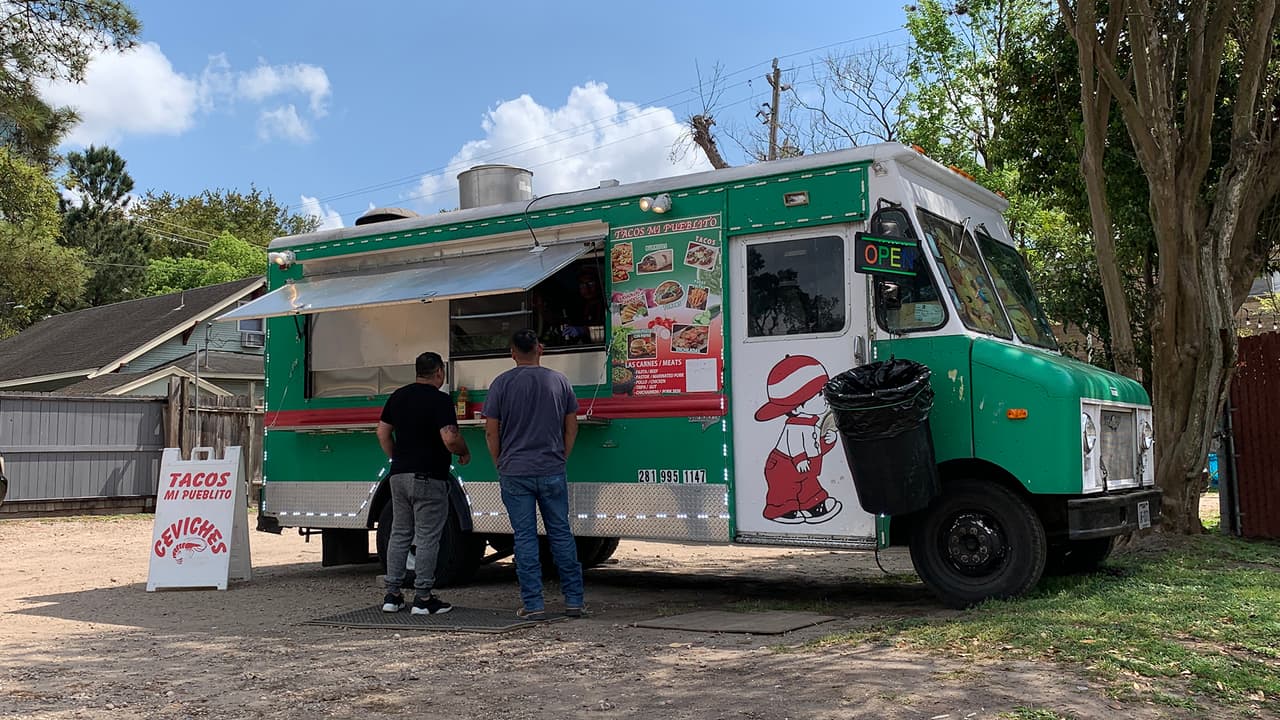 Quienes no se han visto afectadas son las llamadas Food Trucks como esta, porque sus comidas siempre son para llevar y usualmente no tienen un lugar para sentarse.