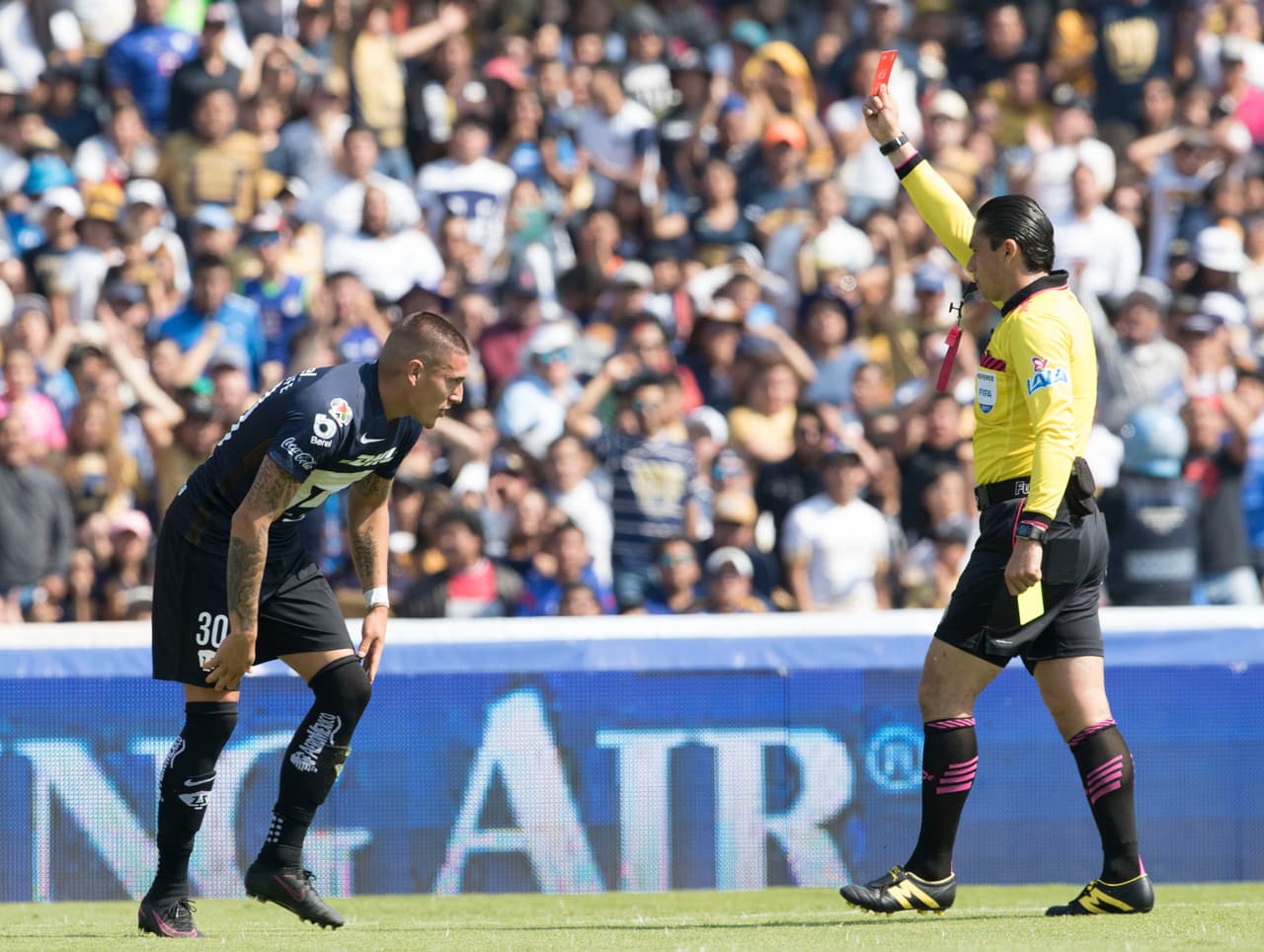 Action photo during the match Pumas vs Cruz Azul, Corresponding for the Round 2 of the League BBVA Bancomer MX Clausura 2017 at CU Stadium Foto de accion durante el partido Pumas vs Cruz Azul, correspondiente a la Jornada 2 de la Liga BBVA Bancomer MX del Torneo Clausura 2017, en el Estadio CU, en la foto: Expulsion Nicolas Castillo Pumas 15/01/2017/MEXSPORT/Bernardo Maldonado