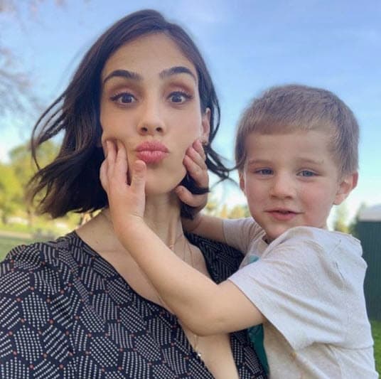 Este martes, en una entrevista para 
<b><a href="https://web.facebook.com/DePrimeraManoImagenTV/videos/736939870041294/" target="_blank">el programa 'De primera mano'</a></b>, Sandra Echeverría reveló que en ocasiones 
<b>no le creen que el pequeño Andrés sea su hijo</b>, debido a los rasgos físicos de ambos.