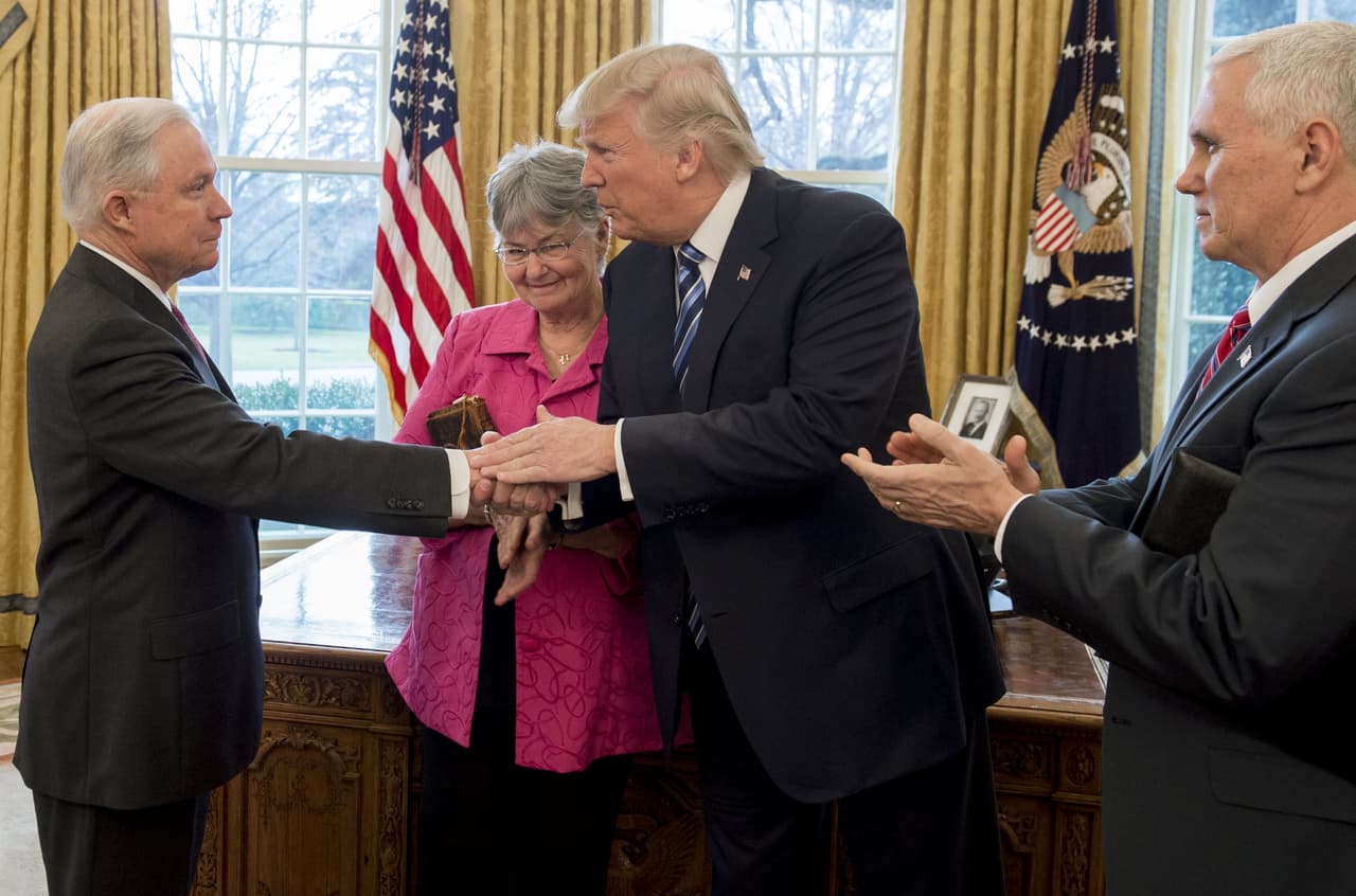 <b>El hombre de la justicia.</b> El 9 de febrero fue juramentado por el presidente en la Oficina Oval de la Casa Blanca después de ser ratificado por el Senado. Donald Trump colocaba en su gobierno a uno de sus colaboradores más fieles.