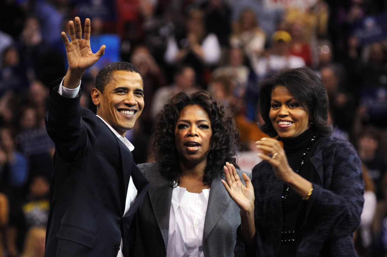 <b>El impulso a Barack Obama.</b> Oprah Winfrey apoyó al primer presidente afroaestadounidense en su carrera por la nominación como candidato por el Partido Demócrata y luego por la presidencia. En la fotografía, la presentadora y empresaria acompaña a la futura pareja presidencial en un mitin político en Manchester, New Hampshire, durante la campaña por las primarias demócratas de 2007.