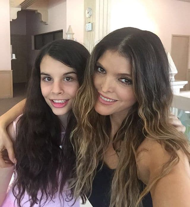 Así es como la hemos visto junto a Paula, hija de Mariana Levy y José María Fernández 'El Pirru', a quien Ana Bárbara adoptó como hija propia desde que la pequeña tenía tres años.