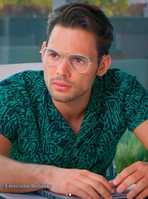 Lo vemos interpretando a Gael, un chico simpático al que le cuesta comprometerse.