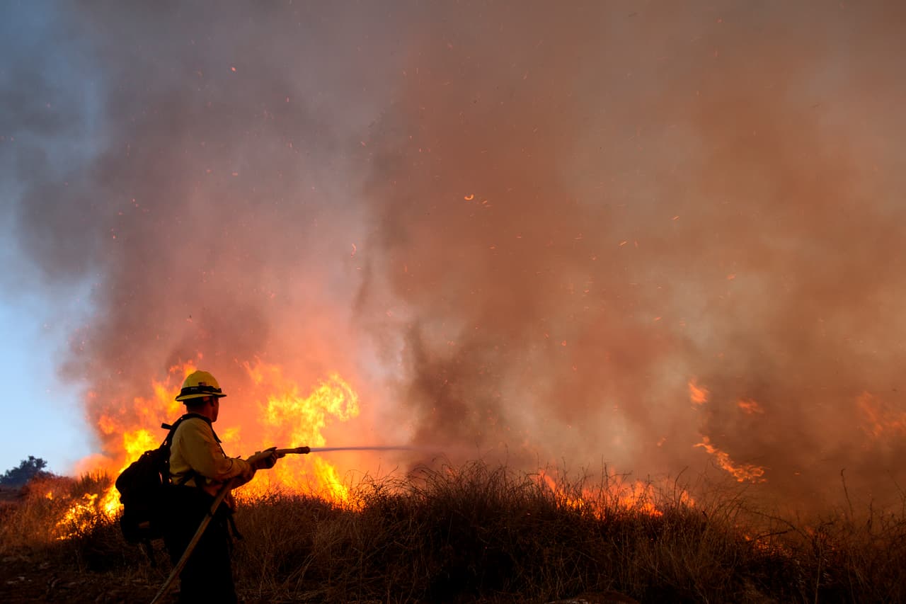 Las autoridades del condado de Riveside aumentaron las 
<a href="http://www.rvcfire.org/_Layouts/Incident%20Information/IncidentInfoDetail.aspx?4558" target="_blank">órdenes de evacuación</a> para las comunidades: