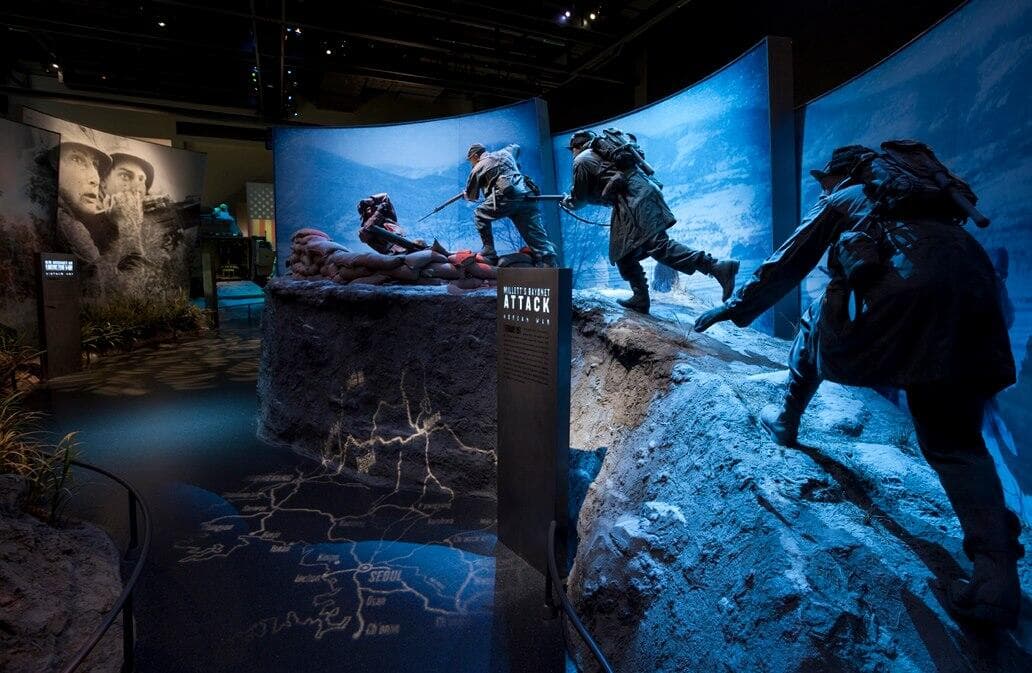 <b>Recuerda a los caídos</b>. El estado cuenta con una gran historia militar, con reconocidos héroes y sitios que recuerdan hazañas de combate, entre otras. 
<b><a href="https://www.univision.com/local/atlanta-wuvg/atracciones-militares-destacadas-georgia-2024-fotos">Este fin de semana podrías aprovecharlo para ir a uno de estos destinos y conocer más sobre la herencia y los personajes militares históricos locales</a></b>.