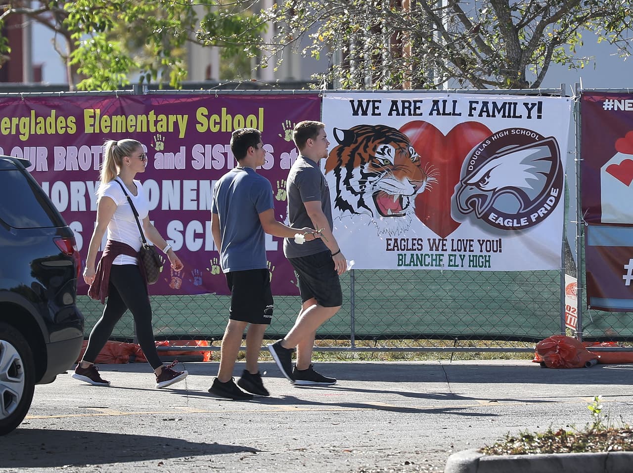 En la cerca que rodea la escuela desde hace días se acumulan las flores, peluches y mensajes de apoyo a las víctimas.