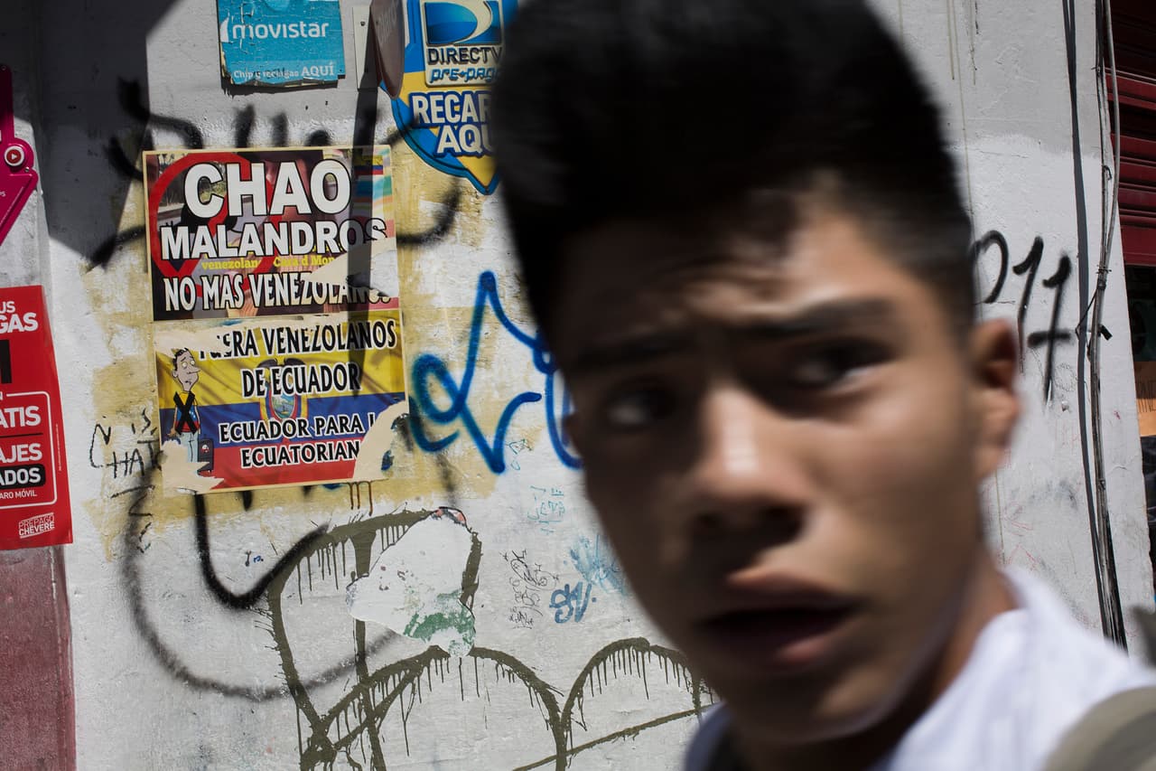 Al igual que la solidaridad de muchos ecuatorianos se hizo presente dando mantas y comida, también han aparecido en la ciudad carteles de rechazo xenófobos hacia los venezolanos.