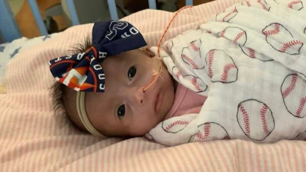 Los recién nacidos fueron vestidos así en apoyo a los Astros de Houston como anfitriones de los Bravos de Atlanta en el juego de la Serie Mundial 2021.