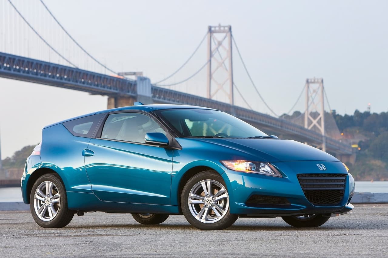 <h3 class="cms-H3-H3"><b>Honda CR-Z 2016 | 1 unidad</b></h3>
<br>
<br>El Honda CR-Z llegó al mercado estadounidense en el 2010 como un intento ambicioso de hacer un vehículo híbrido con ADN deportivo. El concepto no hizo eco en los compradores y el fabricante japonés tuvo que parar su producción en el 2016. No obstante, un concesionario en algún lugar de Estados Unidos pudo vender una unidad nueva que desde hace cuatro años tenía en su inventario. Increíble.
<br>