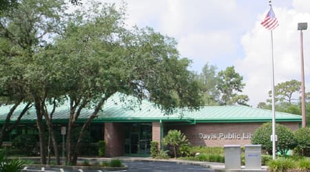 <b>Austin Davis Public Library</b> fue inaugurada el 6 de junio de 1977. Está ubicada en el lado norte de 
<b>Keystone Park</b> entre dos áreas boscosas.
<br>
<br>Ofrece una gran sala de lectura, área para niños y medios electrónicos; sala de reuniones y cocina. Conserva una colección de casi 40,000 volúmenes con acceso adicional a material de todo el condado a través del 
<a href="https://www.facebook.com/AustinDavisPublicLibrary " target="_blank">catálogo en línea</a>.
<br>
<br>
<b>Se ubica en 17808 Wayne Road</b>. Su teléfono es el 813-273-3652. Su horario de servicios es de lunes a sábado de 10 de la mañana a 8 de la noche.
<br>