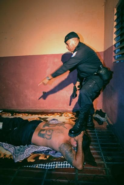 Otro de los códigos es no hablar con la policía.