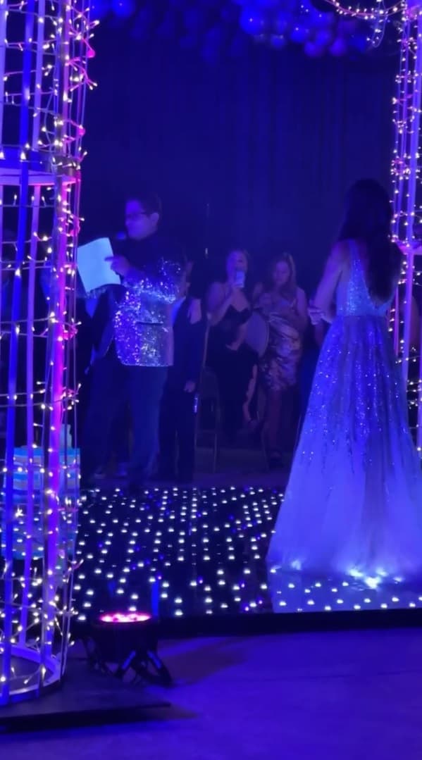 El protagonista de 
<a href="https://www.vix.com/es-es/detail/series-3662?utm_medium=internal_referral&utm_source=univision&utm_campaign=breaking_news&utm_content=ed_entertainment&utm_term=slideshow" target="_blank">‘Los parientes pobres’, telenovela que puedes ver gratis en ViX</a>, le regaló unas zapatillas a su hija. 
<br>