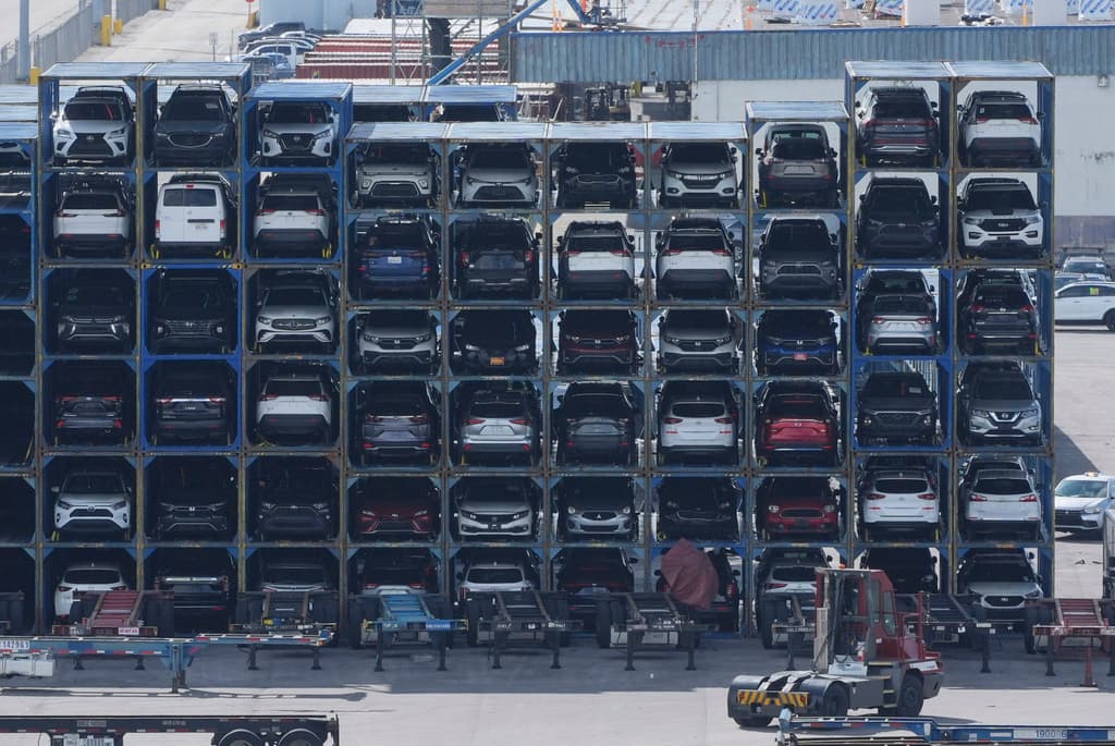 Carros nuevos se apilan para su entrega tras llegar al Puerto de Miami el jueves 7 de agosto de 2025. La industria automotriz es uno de de los sectores más importantes en la economía de EEUU.