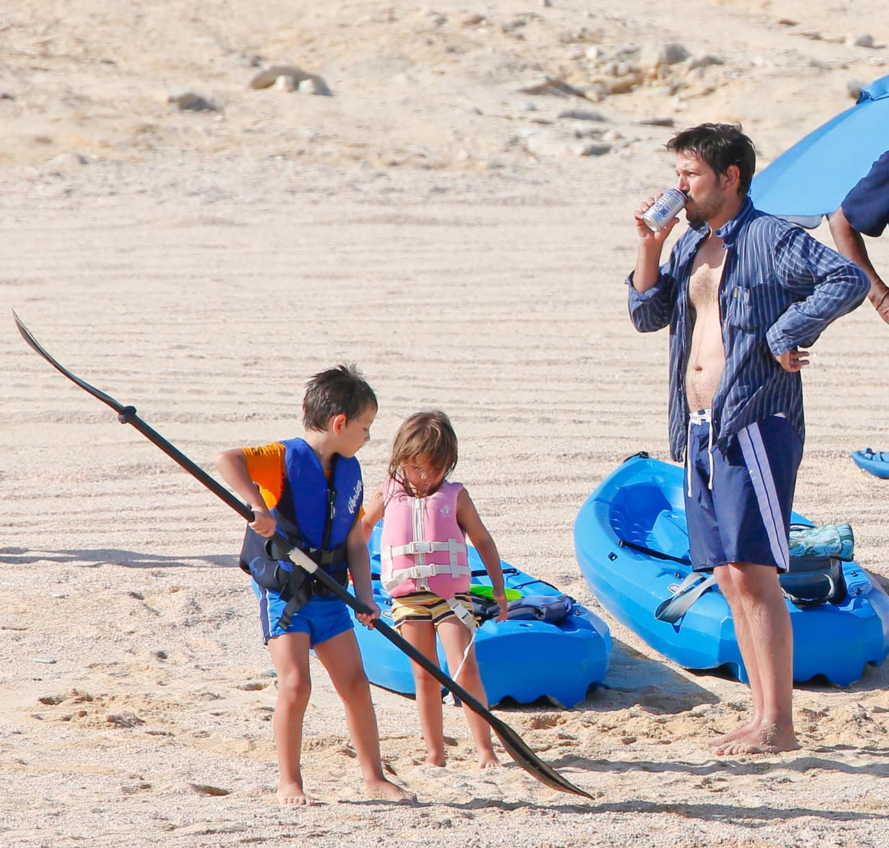 Diego Luna goza de un día de playa con sus hijos y una cervecita.