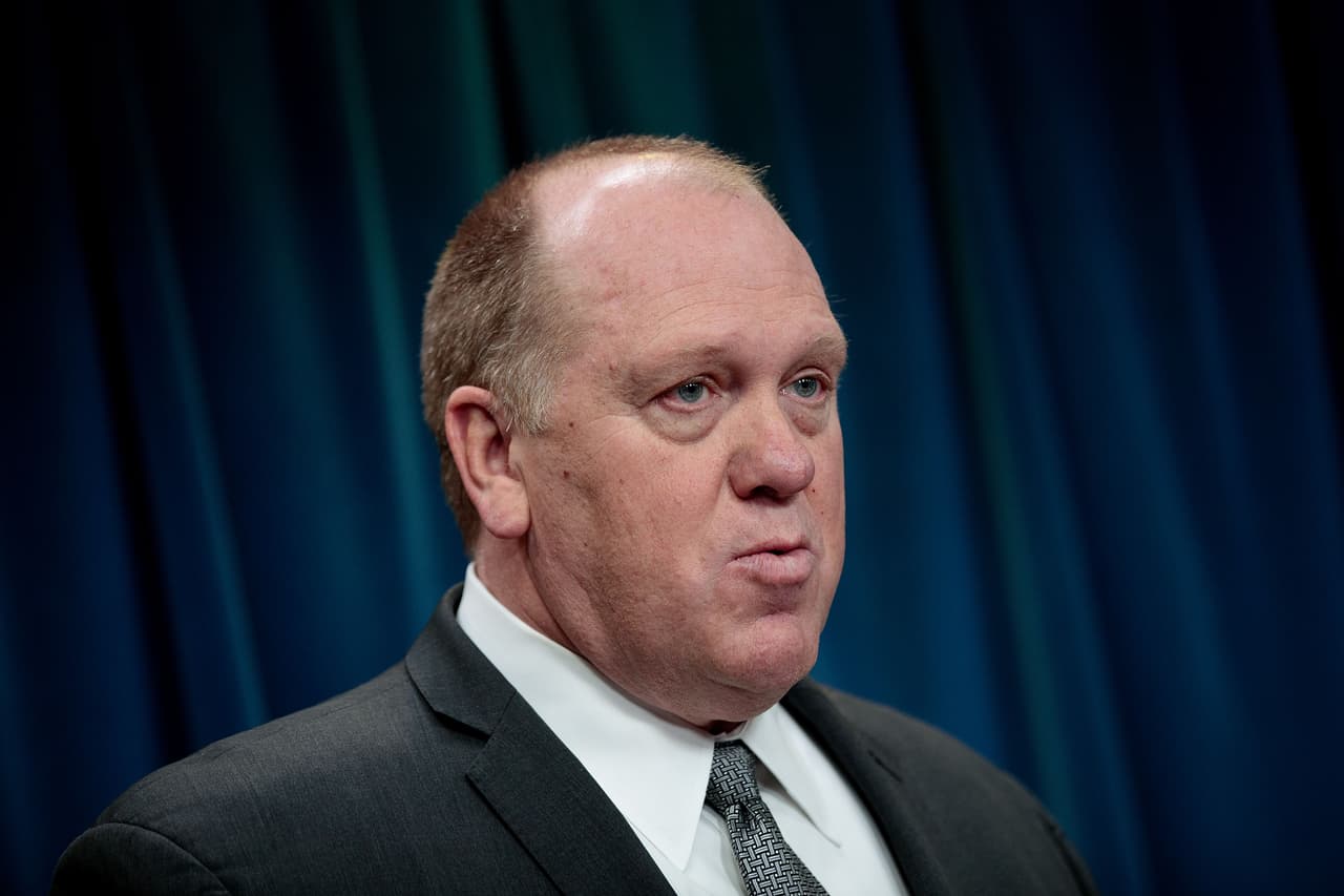 Jefe de ICE dice que todos los indocumentados deberían vivir con miedo a ser deportados