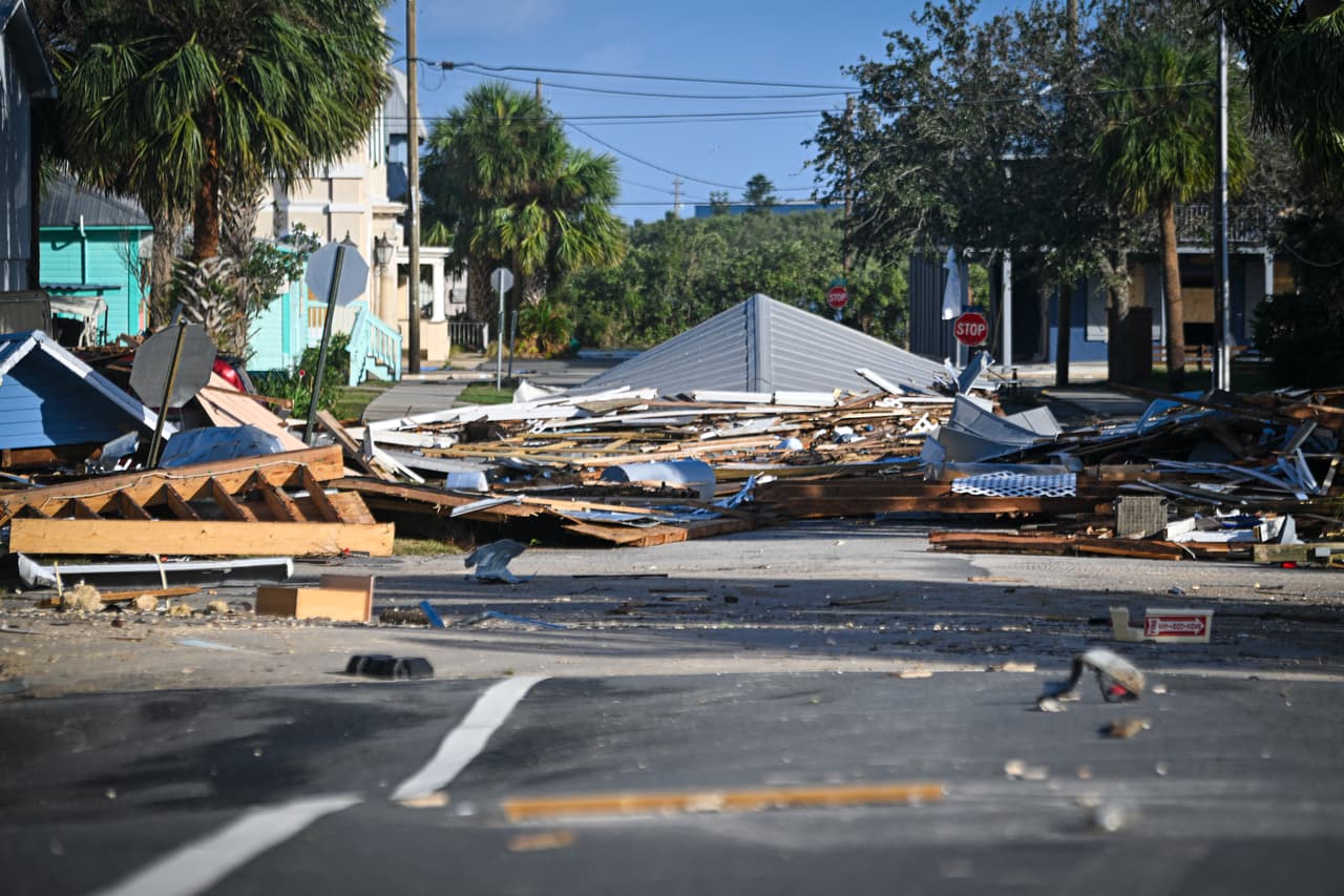 Techos, escombros y pedazos de madera ahora 
<b>es lo que inunda las calles de esta zona de la Bahía de Tampa</b>, tras el paso de Helene. Otro vecino afectado, 
<i><a href="https://www.univision.com/local/tampa-wvea/huracan-helene-arrasa-con-viviendas-en-clearwater-el-testimonio-de-un-damnificado" target="_blank">contó a Univision Tampa </a></i>q ue perdió parte de su casa, recién remodelada.