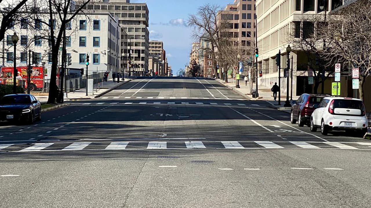 González señala que se ven calles vacías y además se han registrado varios arrestos a gente con armas cerca del Capitolio.