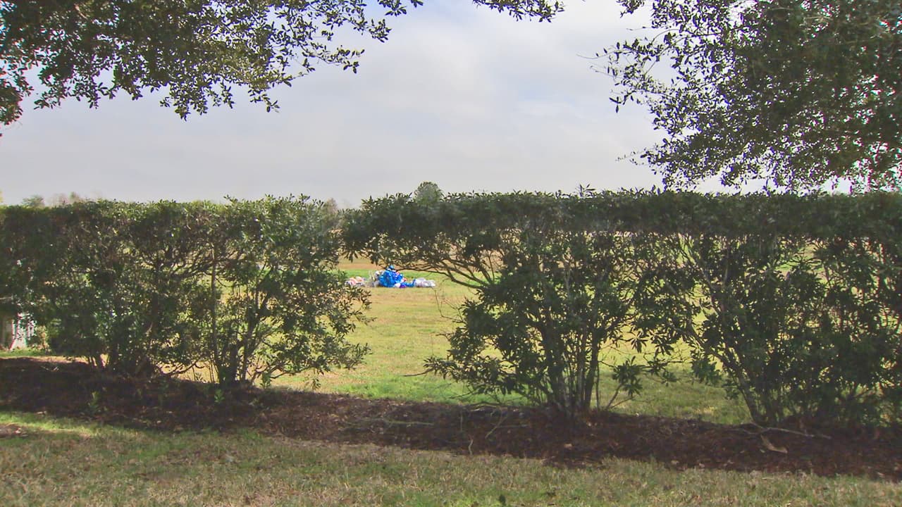 En este lugar, a orillas de un arroyo cercano a la preparatoria George Bush, al oeste de Houston, un grupo de estudiantes descubrió el cuerpo de Jason Montes el pasado 24 de enero.