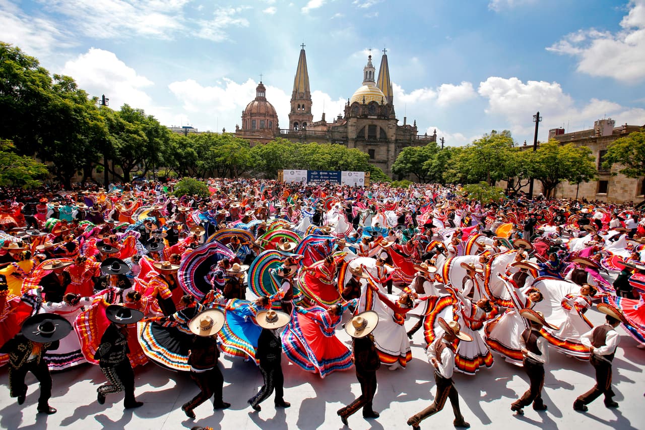 <b>Mes de la Herencia Hispana en Fort Worth: </b>Ofrece varios eventos para
<b> </b>explorar la riqueza, historia y tradiciones latinas en una variedad de programas que se ofrecen en toda la ciudad de Fort Worth. Toda la familia puede disfrutar de una variedad de artesanías tradicionales, presentaciones de música y ballet folclórico. 
<a href="https://www.fortworthtexas.gov/departments/library/programs/hispanic-heritage-2021" target="_blank">Ingrese aquí para ver las ubicaciones y horarios.</a> 
<br>