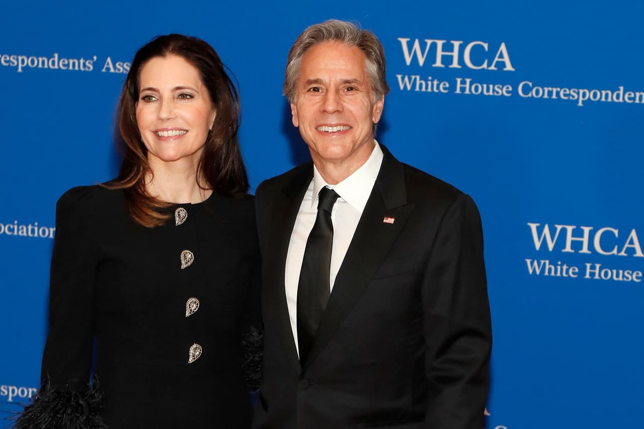 La cena de la Asociación de Corresponsales de la Casa Blanca, que
<b>se vio suspendida por la pandemia en 2020 y 2021</b>, contó con Biden como el primer presidente que acepta la invitación en seis años, ya que Donald Trump no asistió al acto durante su mandato. En la imagen, el secretario de Estado, Antony Blinken, y su esposa, Evan Ryan, secretaria de gabinete de la Casa Blanca.