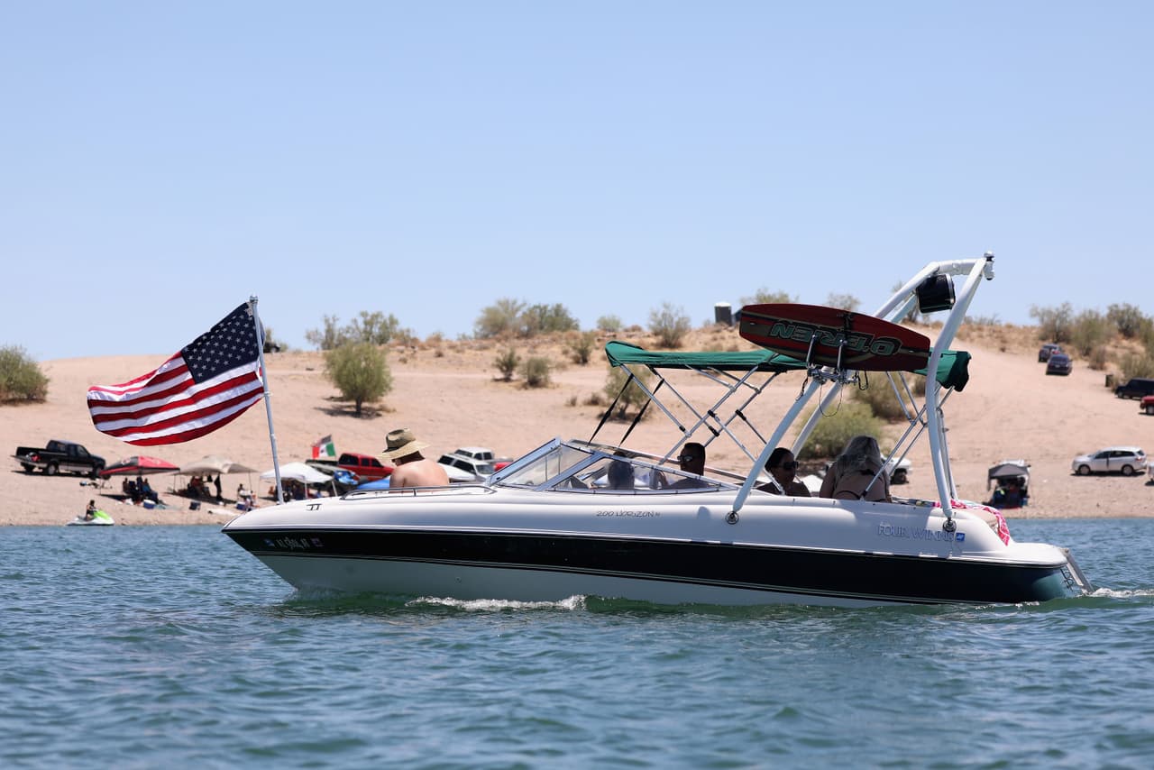 <b>Lake Pleasant</b> es un lago de seis millas y es ideal para andar en canoa o kayak en el cañón con sus imponentes acantilados. Además, ofrece un sinfín de actividades para que pases un día inigualable.