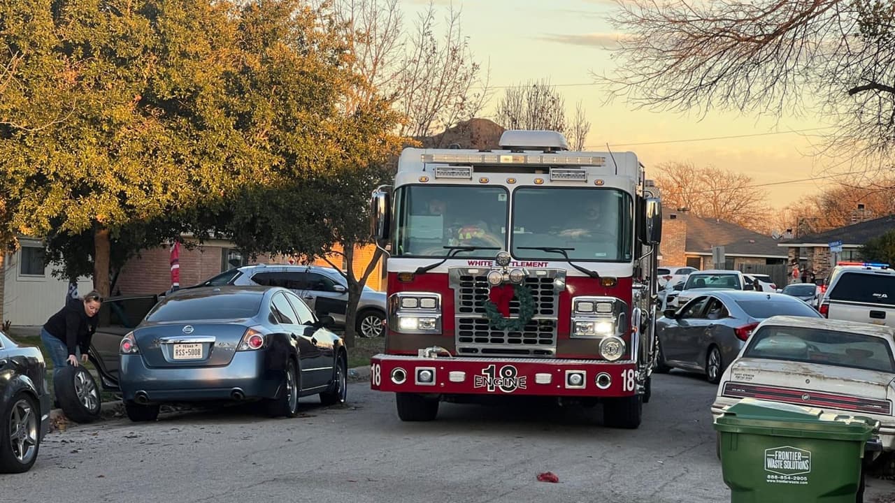 Despliegue de los bomberos frente a la casa donde reportan el hallazgo de una granada de mano.