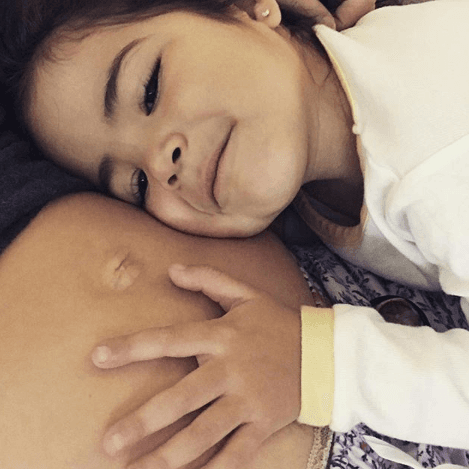 El mes de marzo llegó y Giuletta se dejaba consentir por su hija, que espera con emoción a su hermanito.