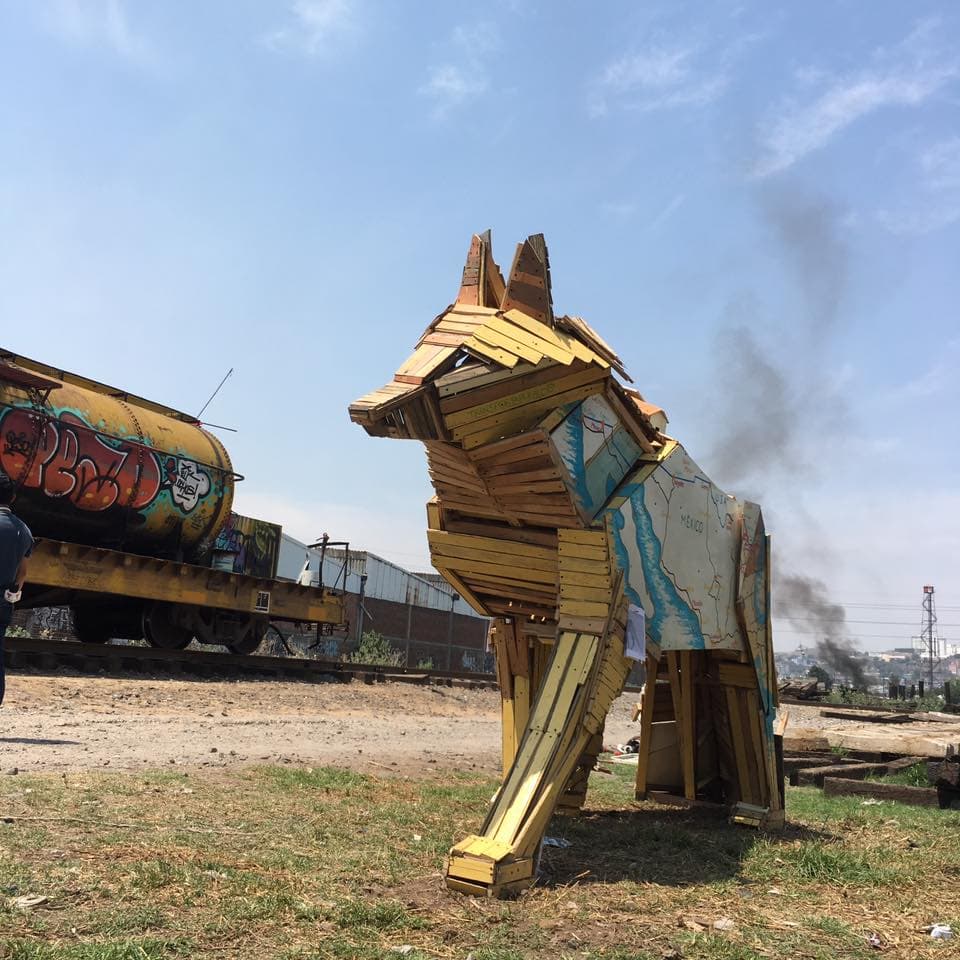 Esta escultura llamada Transportapueblos es la primera de nueve que serán instaladas de manera permanente en varios puntos del país. Fue colocada a un lado de las vías por donde pasa 'La Bestia', en la estación férrea de Lechería, Estado de México.