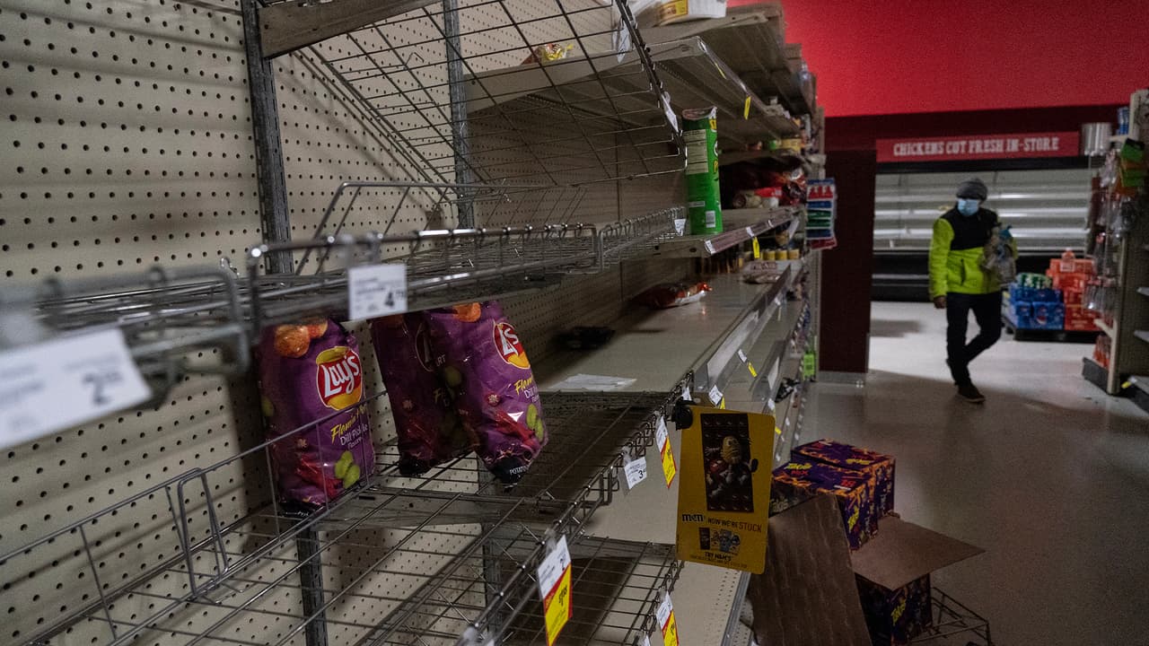 Anaqueles vacíos es el panorama de muchos supermercados en el área de Houston, en medio de una tormenta invernal sin precedentes para Texas.