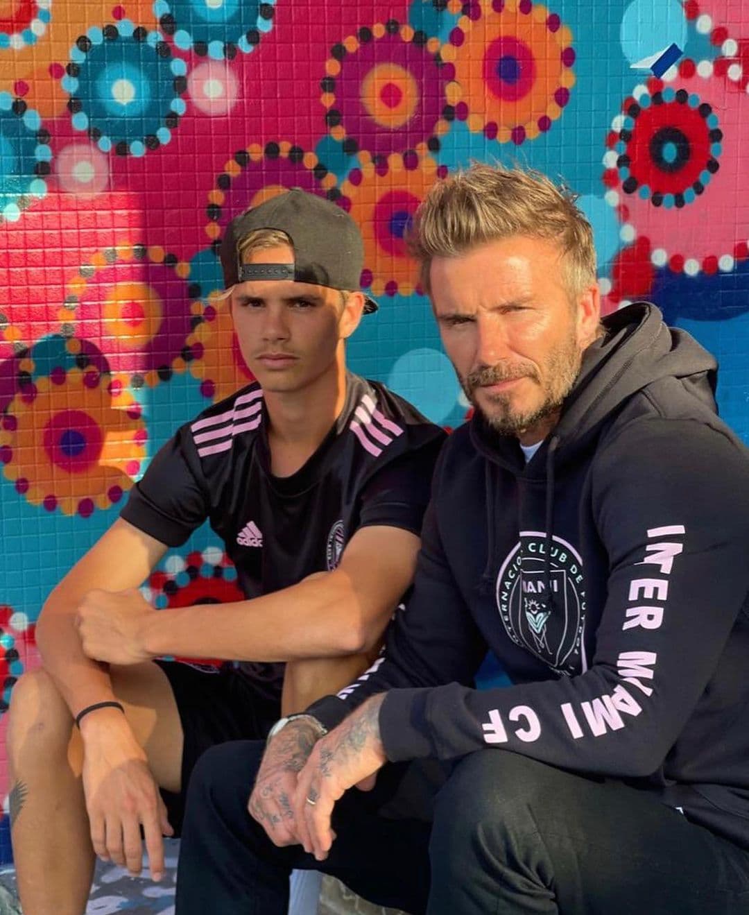 Este club es el hermano del Inter Miami CF, del cual su padre David Beckham es propietario.