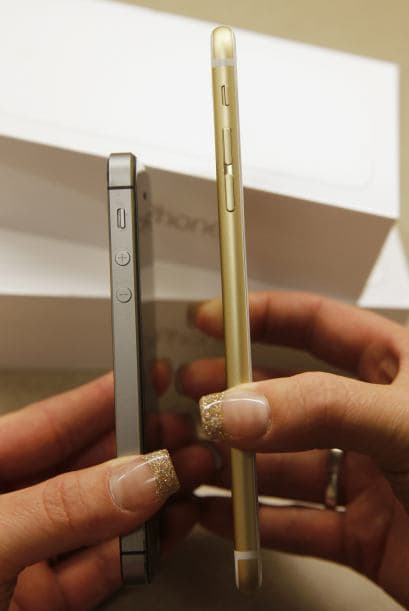 Una comparación del tamaño de un iPhone 6 y un iPhone 6 Plus.