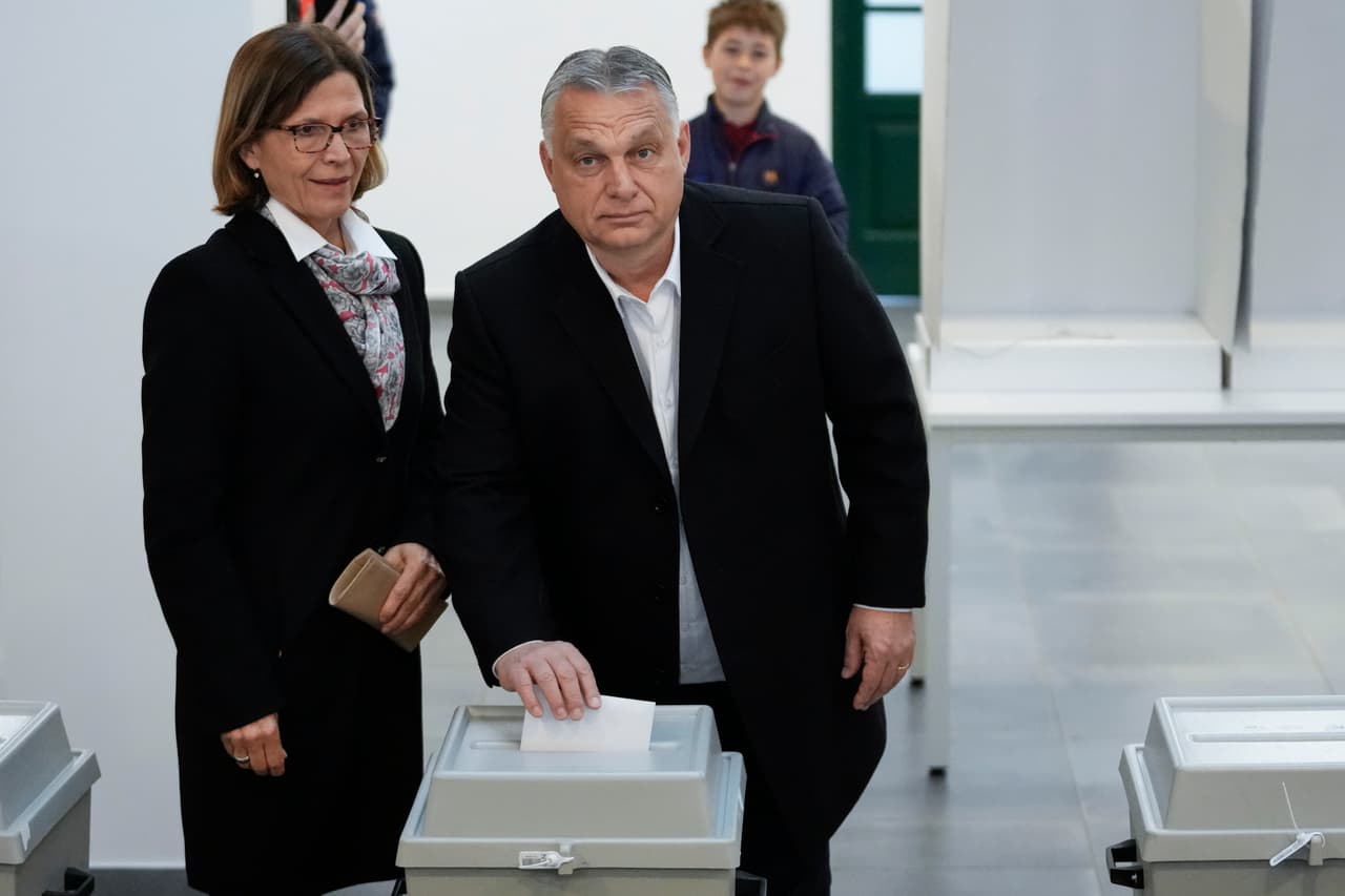 El primer ministro húngaro, Viktor Orbán, vota junto con su esposa, Aniko Levai, durante las elecciones de Hungría este domingo 3 de abril de 2022.