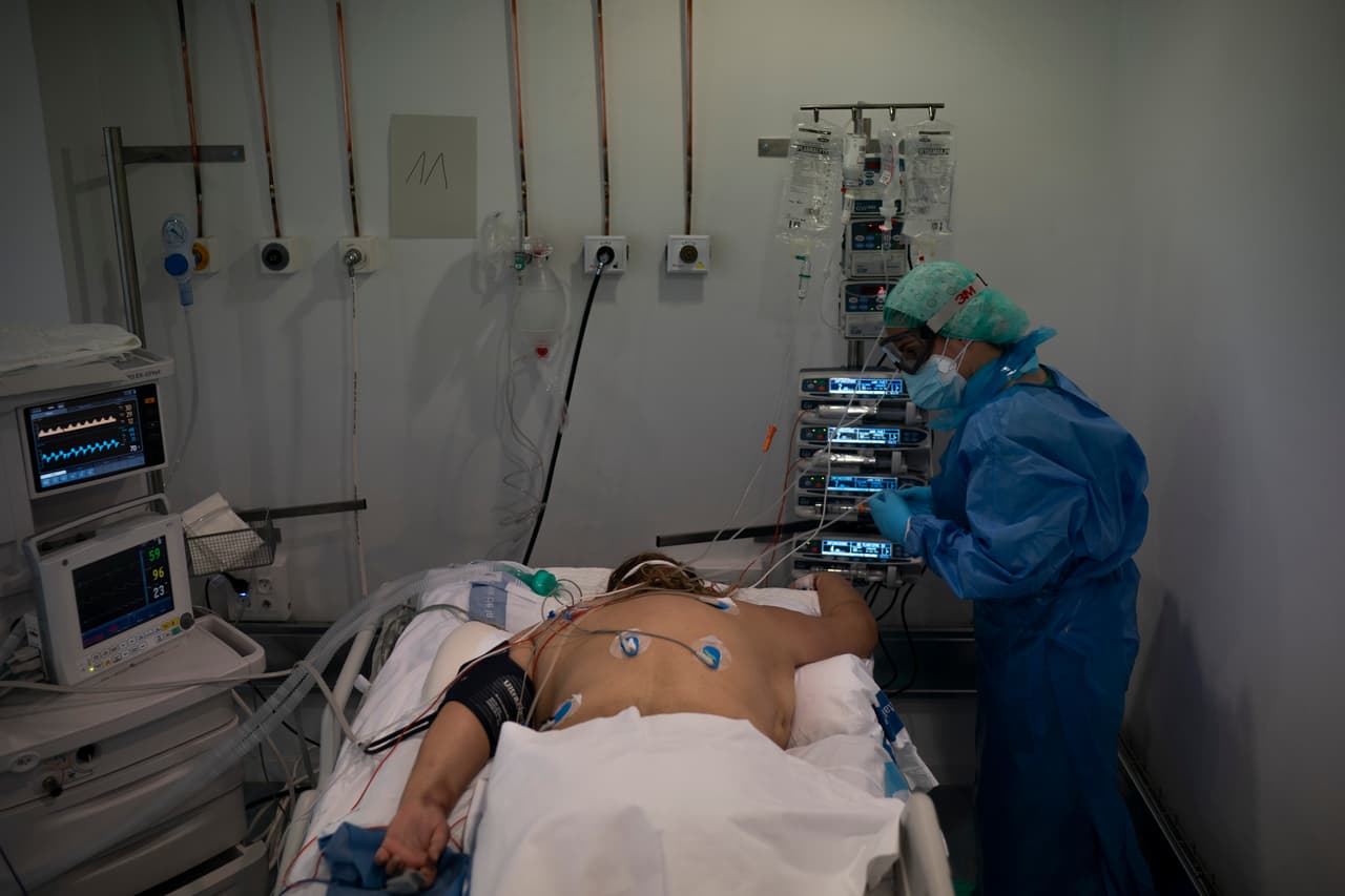 Los pacientes en esta unidad de cuidados intensivos improvisada probablemente pasen semanas en el hospital antes de que su batalla con el virus se gane o pierda. Luchan por su vida sin la compañía de sus seres queridos, que no pueden ir a visitarlos.