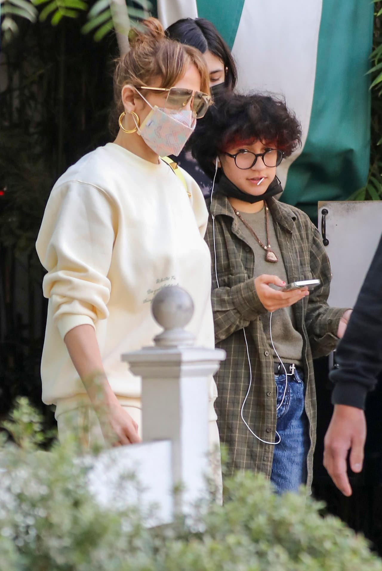 Jennifer López ha estado muy activa con el 'shopping' para estas fiestas. Apenas la semana pasada estuvo por tres horas en la tienda Christian Dior de Beverly Hills, según el Daily Mail. 
<br>