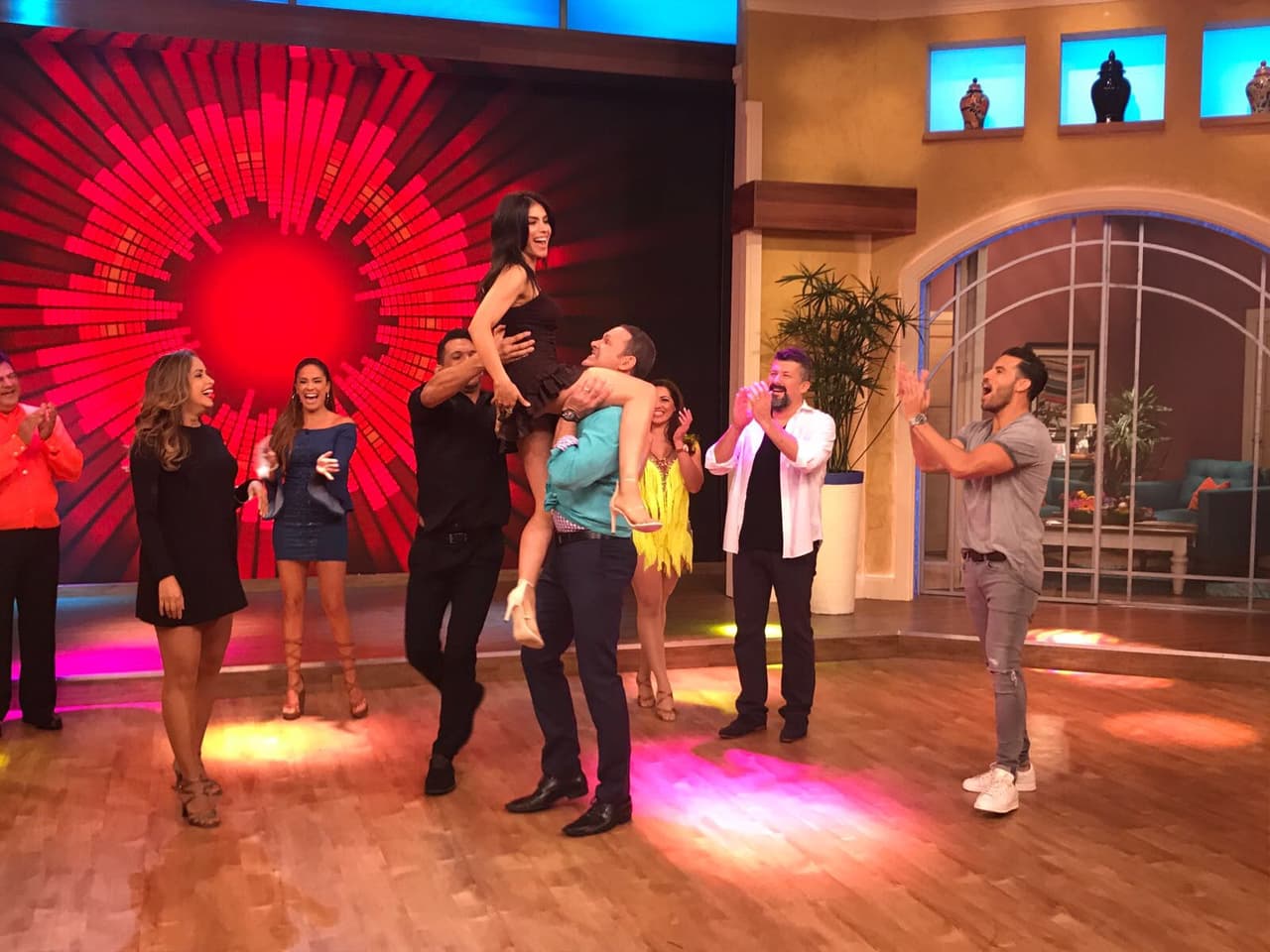 Con ayuda de los profesionales, Alan intentaba levantar a Jessica.