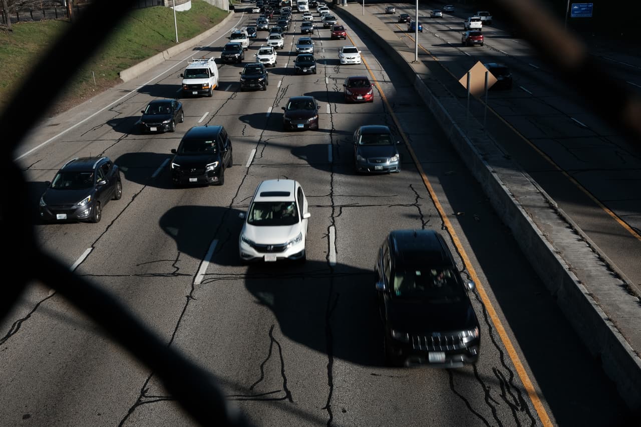 <h3 class="cms-H3-H3">15. Rhode Island</h3>
<br>
<br>
<b>Muertes por cada 100,000 habitantes: 0.98</b>
<br>
<br>Después de Kansas, el segundo estado con mayor aumento con respecto al año anterior fue Rhode Island, con un incremento de un 233%. En el periodo analizado en 2019 fallecieron 3 personas atropelladas, mientras que 10 murieron de esta manera en 2020. En la imagen, una carretera en Providence, Rhode Island, en una imagen de abril de 2021.