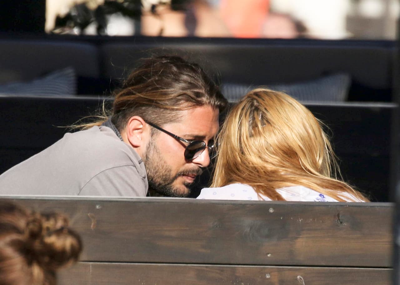 Es un empresario griego que tiene varios restaurantes y clubes de moda por todo Grecia.