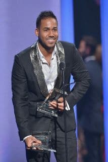 Romeo Santos fue una de las estrellas que conquistó la noche con sus galardones.