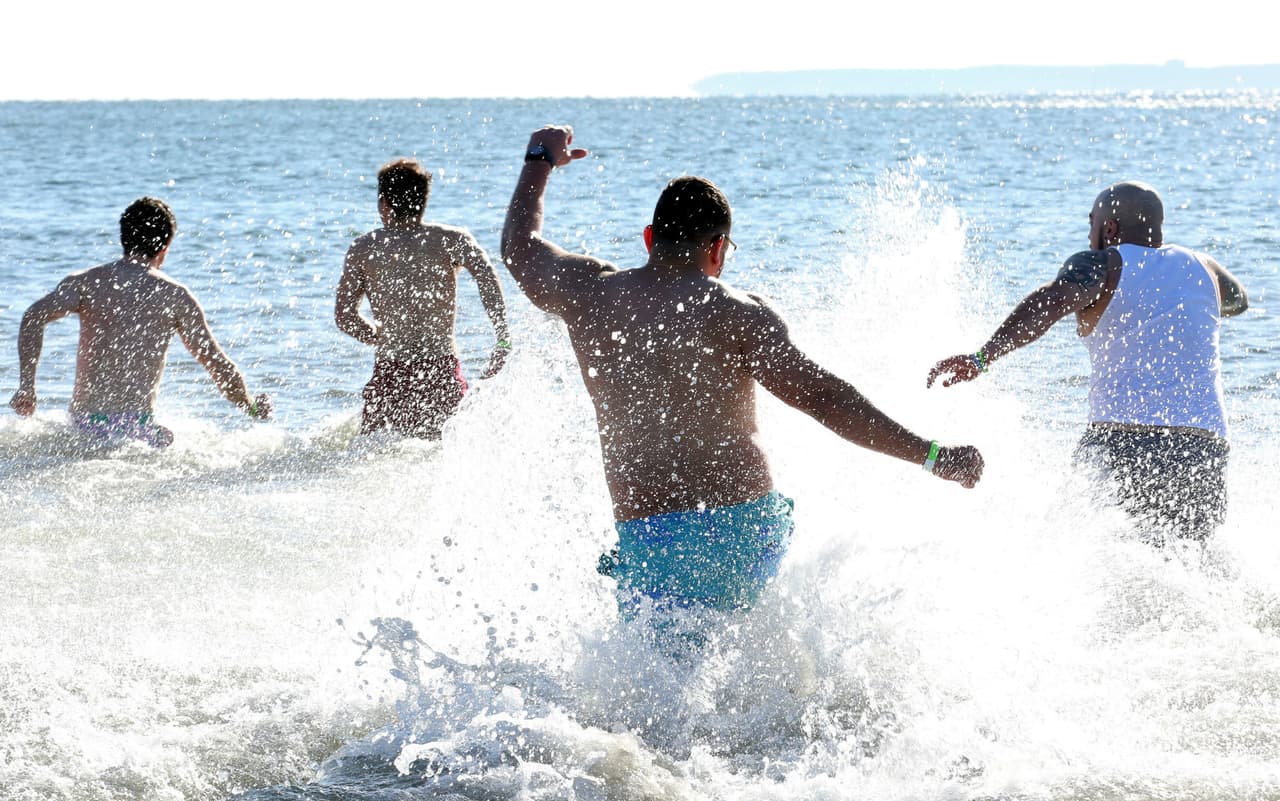 Cientos de personas celebraron el Año Nuevo 2018 con un chapuzón en las gélidas aguas de Nueva York el día después de que la ciudad despidiera el 2017 con una temperatura récord de 9F (-12C).