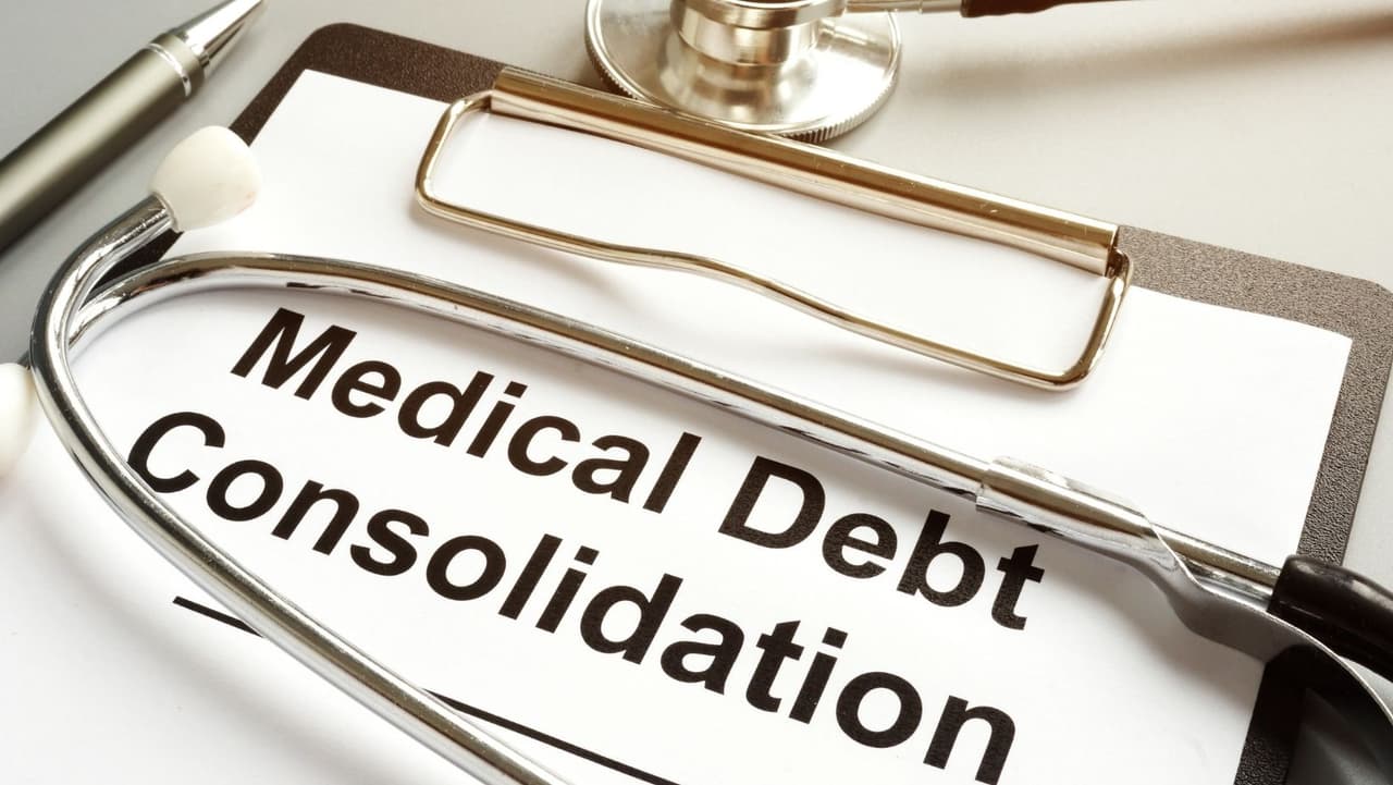 La 
<b>deuda médica</b> no es tan perjudicial para su puntaje de crédito como otras deudas; en realidad, se pondera de manera diferente. Además de eso, la ley federal impide que las agencias de crédito incluyan una deuda médica en su informe de crédito hasta que haya vencido durante seis meses, lo que le da tiempo para negociar con su hospital o compañía de seguros. Y después de siete años, la deuda médica ya no aparecerá en su informe de crédito.