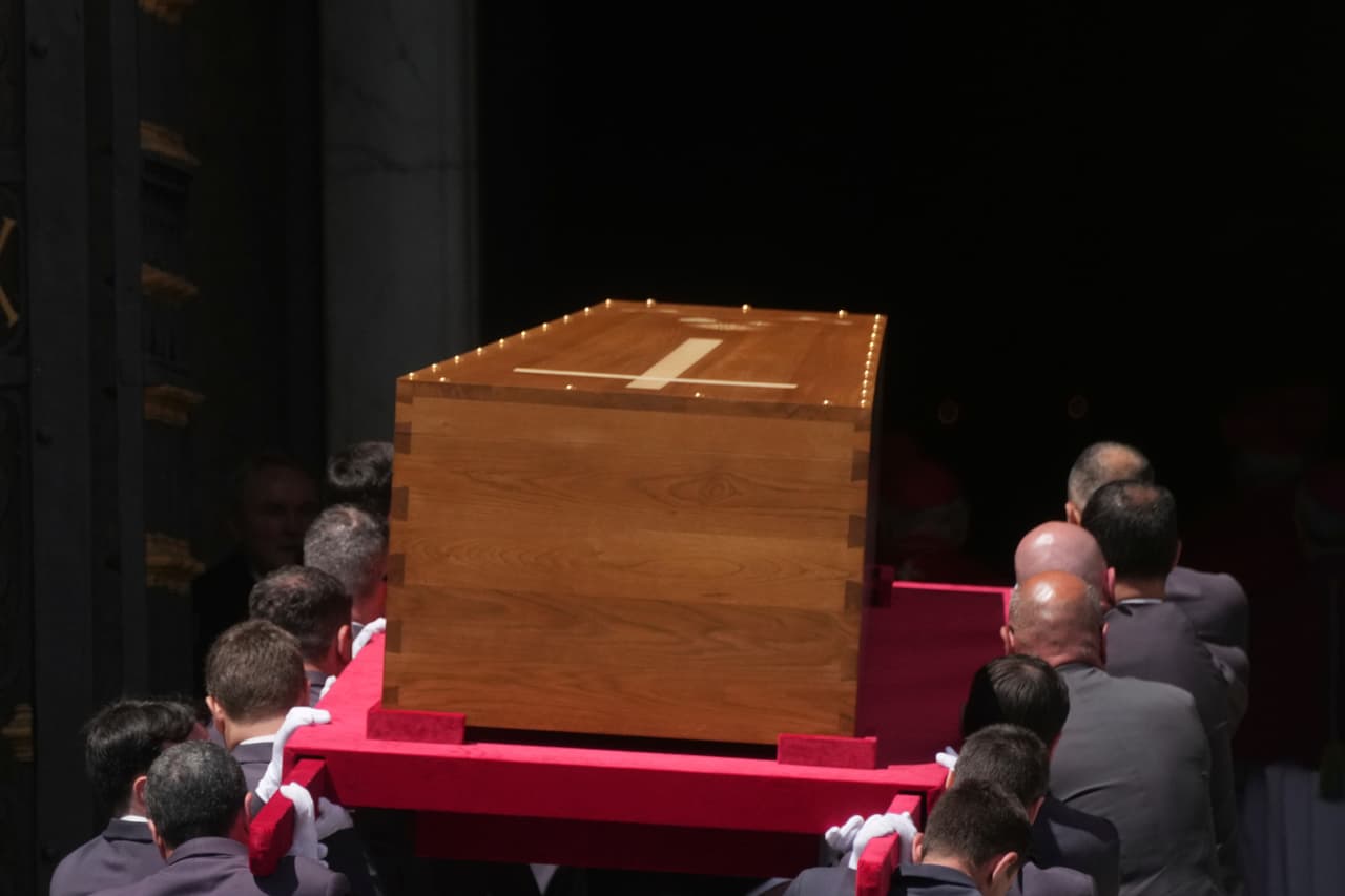 El féretro del papa Francisco llega a la Basílica de Santa María la Mayor en Roma el sábado 26 de abril de 2025.