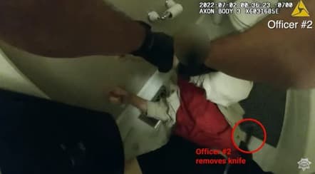 Los oficiales aseguran al hombre que amenazaba a su esposa, tras el tiroteo.